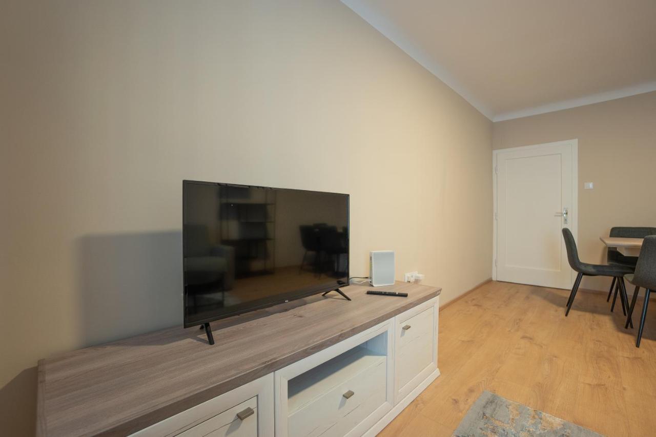 A 2-Bedroom Apartment With A King-Size Bed And A Balcony Is Located Just A 15-Minute Walk From Stephansplatz. Vienna Luaran gambar