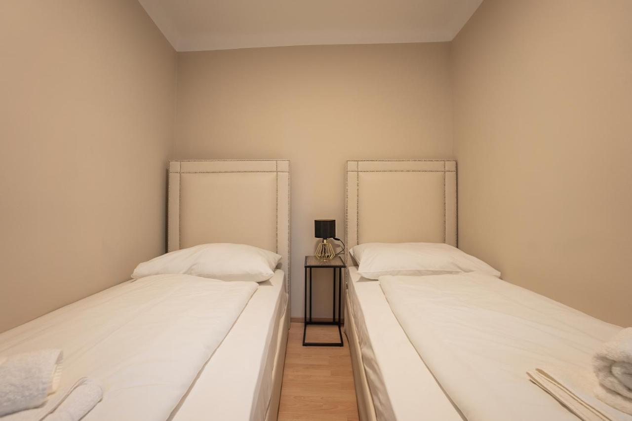 A 2-Bedroom Apartment With A King-Size Bed And A Balcony Is Located Just A 15-Minute Walk From Stephansplatz. Vienna Luaran gambar