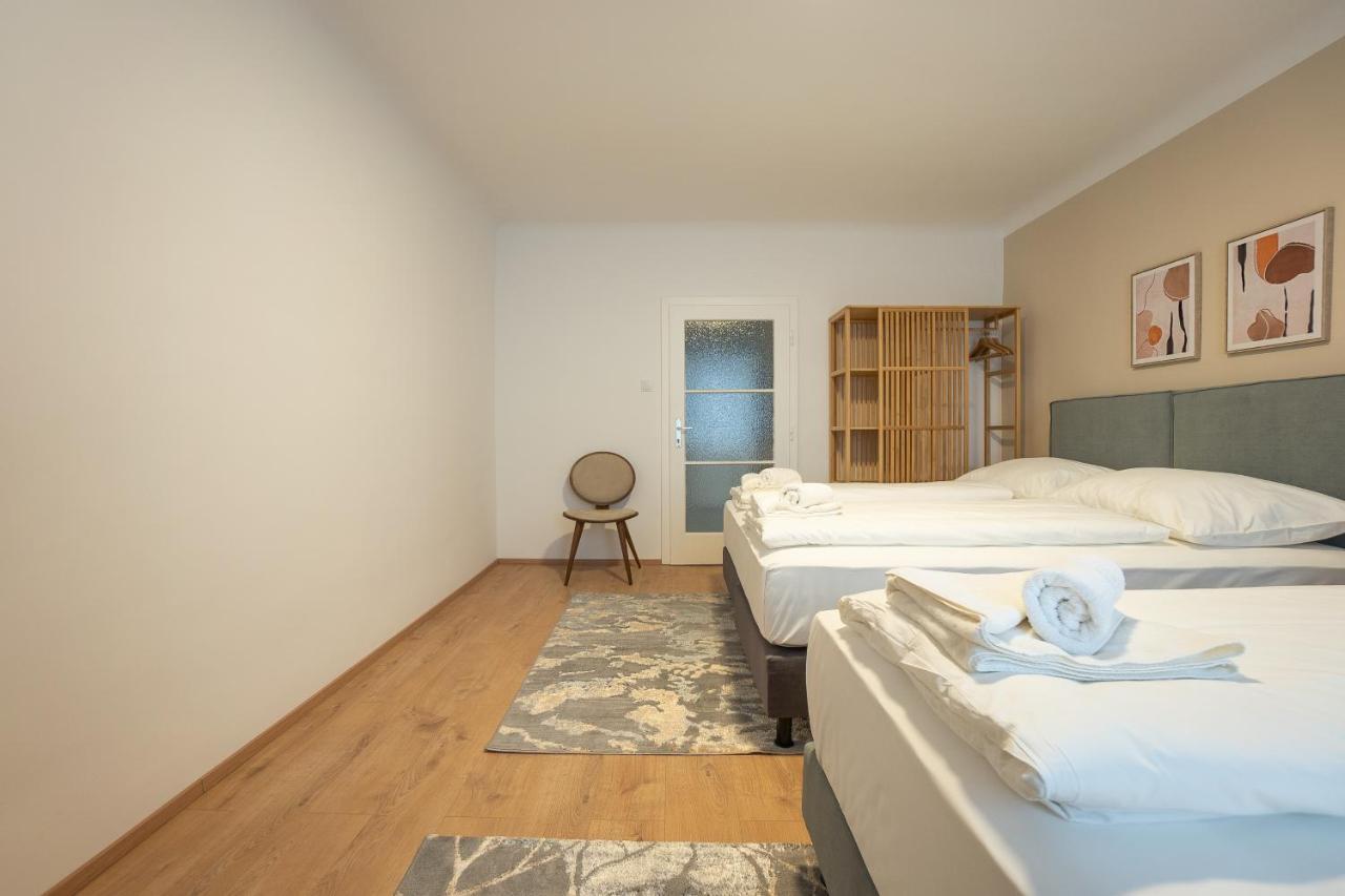 A 2-Bedroom Apartment With A King-Size Bed And A Balcony Is Located Just A 15-Minute Walk From Stephansplatz. Vienna Luaran gambar