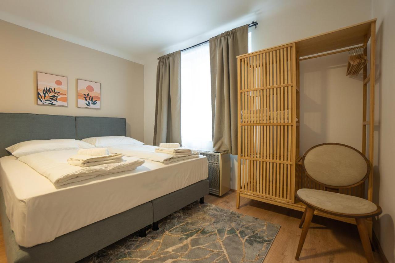 A 2-Bedroom Apartment With A King-Size Bed And A Balcony Is Located Just A 15-Minute Walk From Stephansplatz. Vienna Luaran gambar