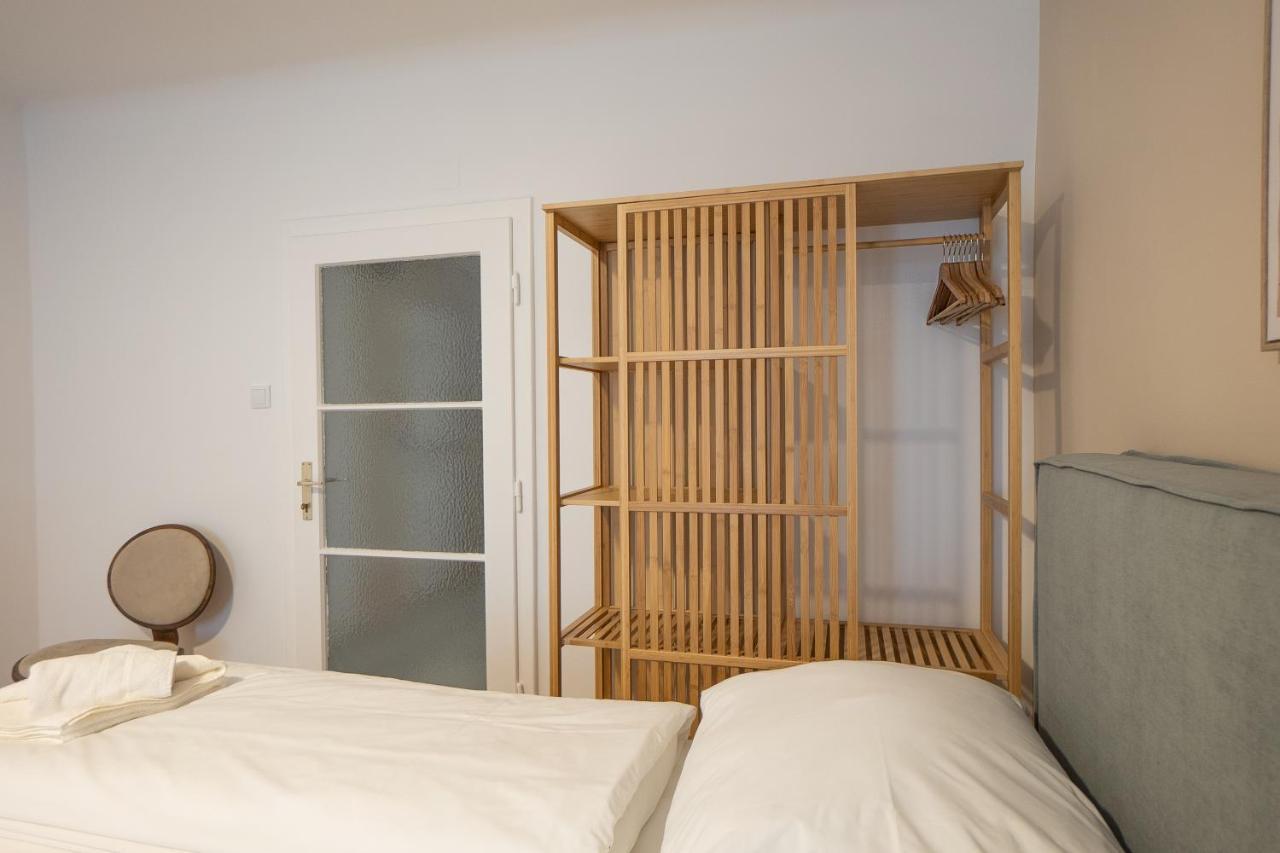 A 2-Bedroom Apartment With A King-Size Bed And A Balcony Is Located Just A 15-Minute Walk From Stephansplatz. Vienna Luaran gambar