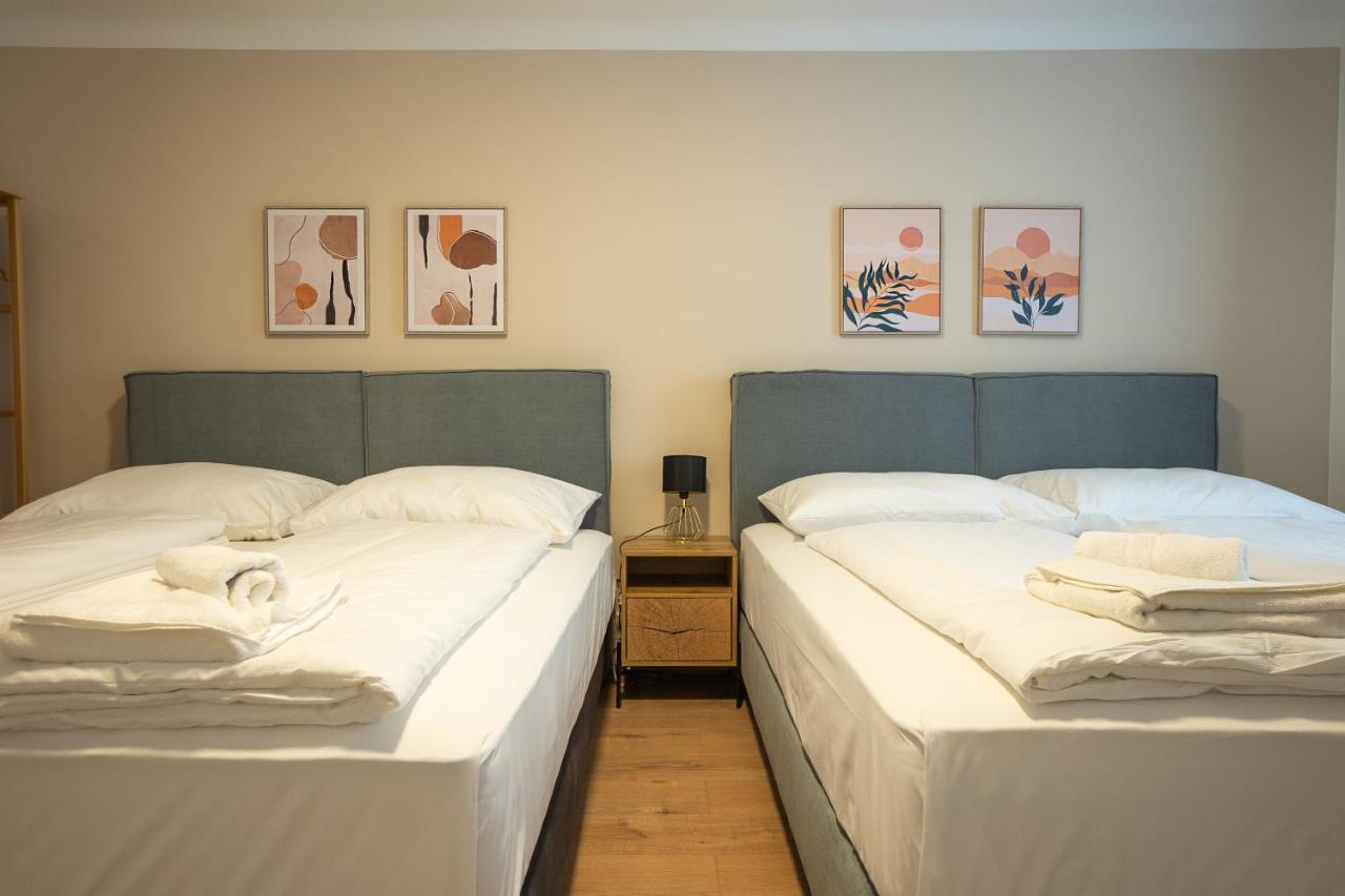 A 2-Bedroom Apartment With A King-Size Bed And A Balcony Is Located Just A 15-Minute Walk From Stephansplatz. Vienna Luaran gambar