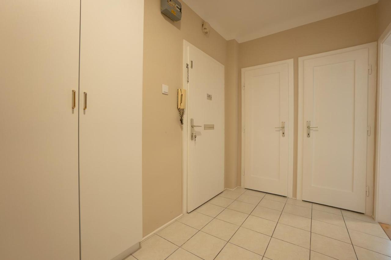 A 2-Bedroom Apartment With A King-Size Bed And A Balcony Is Located Just A 15-Minute Walk From Stephansplatz. Vienna Luaran gambar